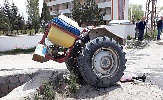 Kayseri'de otomobil ile traktör çarpıştı: 2 yaralı