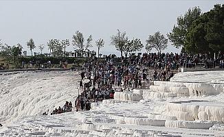 Pamukkale'yi 2 saate 7 bin kişi ziyaret etti