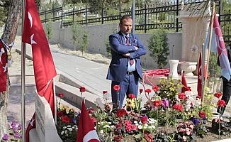 Polis baba şehit oğlunun mezarını ziyaret etti