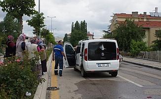 Çubuk'ta kamyonet ve otomobil çarpıştı: 1 yaralı