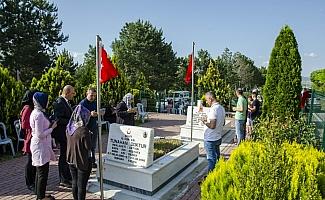 Kahramankazanlılardan şehitlik ve kabirlere bayram ziyareti