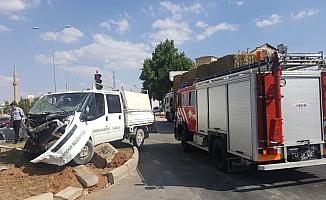 Parke yüklü tır devrildi: 2 yaralı