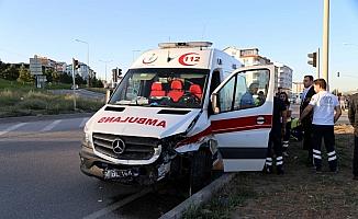 Sivas'ta hasta taşıyan ambulansla otomobil çarpıştı: 2 yaralı