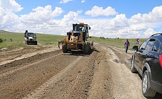 Ulaş'ta köy yolları asfaltlanıyor