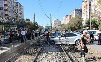 Alkollü araç kullanan kişi tramvay yoluna girdi