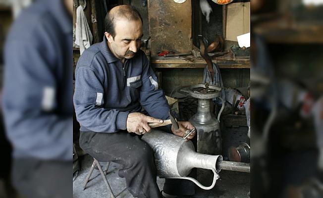 Bakır usta ellerde işlenerek şekil buluyor