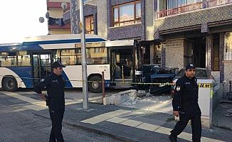 Başkentte otobüs otomobillere çarptı