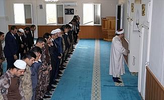 Diyanet İşleri Başkanı Erbaş, JÖH ve PÖH'lerle namaz kıldı