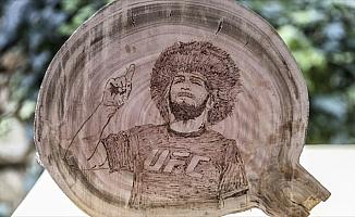 Nurmagomedov'un galibiyetini ahşaba işledi