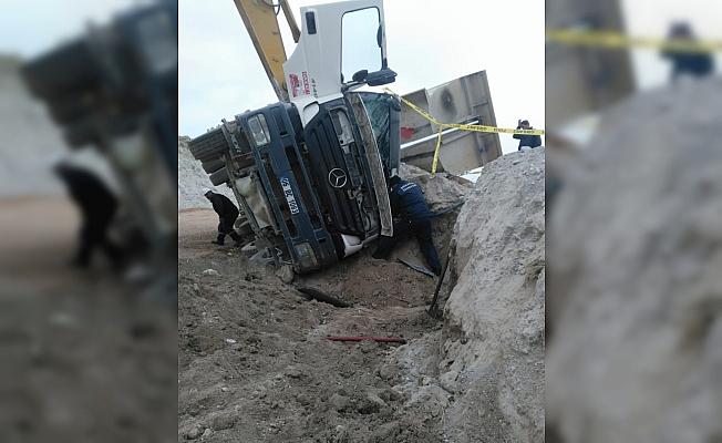 Ankara'da hafriyat kamyonu devrildi: 1 ölü, 1 yaralı