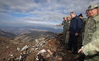 Bakan Akar ve komutanlardan patlama bölgesinde inceleme