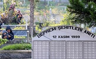 Deprem şehitleri mezarları başında anıldı