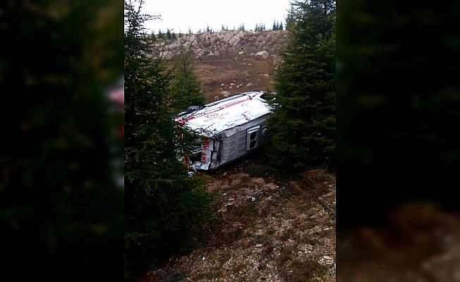 Eskişehir'de ambulans devrildi: 3 yaralı