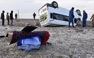 Kars'ta öğrenci servisi devrildi: 13 yaralı