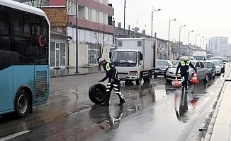 Kazada yola savrulan teker trafiği aksattı