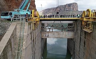 Dicle Barajı'nda kopan kapağın montajına başlandı