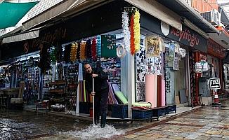 İzmir ve Bodrum'da sağanak hayatı olumsuz etkiliyor