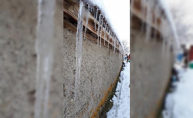 Beypazarı'nda saçaklarda buz sarkıtları oluştu