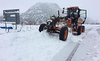 Derebucak'ta etkili kar yağışı
