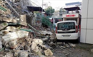 İstinat duvarı hastanenin bahçesine yıkıldı