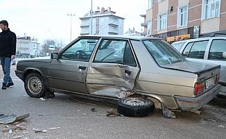 Karaman'da iki otomobil çarpıştı: 2 yaralı