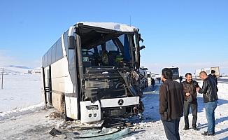 Karaman'da işçi servisi ile tır çarpıştı: 5 yaralı