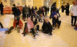 Mahalle sakinleri sokağı kayak pistine çevirdi