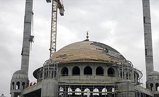 Taksim Camisi'nin alemi yerleştirildi