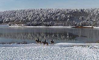 Uludağ'ın karlı eteklerinde atla gezinti turizmi