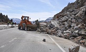 Yola düşen kaya parçaları ulaşımı aksattı