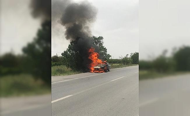 Karaman'da seyir halindeki otomobil yandı