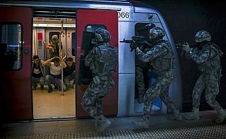 Özel harekat polisinden metroda nefes kesen tatbikat