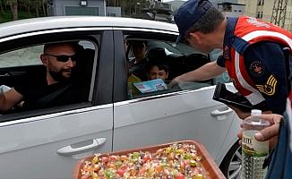 Mehmetçik'ten bayramda 'şekerli' trafik uygulaması