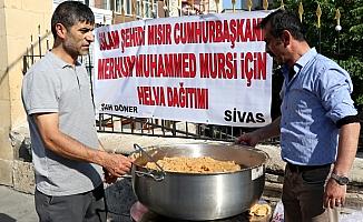 Sivas'ta bir esnaf Mursi için helva dağıttı