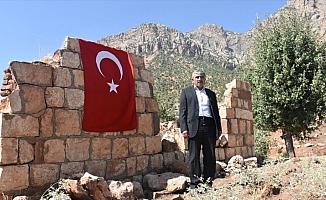 PKK'nın katlettiği yakınlarını Türk bayrağı asarak anıyor