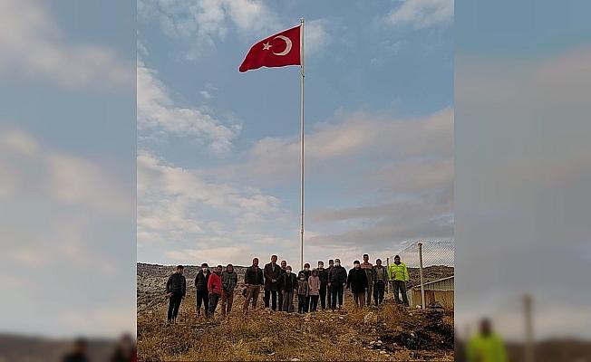 Beypazarı'da Türk bayrağı 18 metrelik direkte göndere çekildi