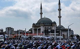 Taksim'e yapılan cami kılınan cuma namazıyla ibadete açıldı