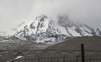 Erciyes'in yüksek kesimlerine kar yağdı