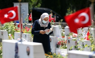 Bayramın birinci günü şehit kabirleri ziyaret edildi