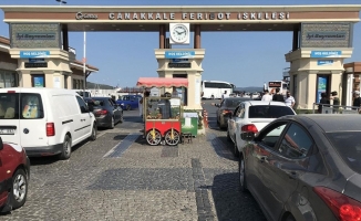 Çanakkale'deki feribot iskelelerinde tatilcilerin dönüş yoğunluğu erken başladı