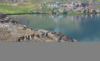 Terörden arındırılan Hakkari'deki Sat Buzul Gölleri'nde renkli festival