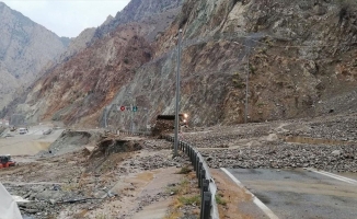 Artvin-Erzurum karayolu heyelan nedeniyle ulaşıma kapandı