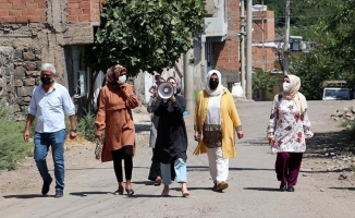 Sokak sokak dolaşıp Türkçe ve Kürtçe anonslarla aşı çağrısı yapıyor