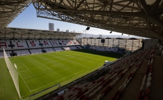 Yeniden yapılan Alsancak Stadı, futbolseverlerle buluşacağı günü bekliyor