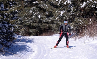 Kayaklı koşucular kar yağışının ardından asfalttan piste çıktı