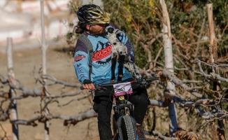 Şampiyon sporcu yerleştiği yaylanın 'Bisikletli sosyete çoban'ı oldu