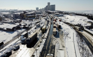 İstanbul'da kar nedeniyle yola bırakılan araçlar kaldırılıyor