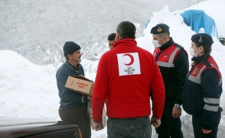 Türk Kızılay ekipleri karlı yolları aşıp yardım ulaştırıyor