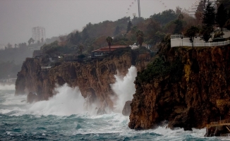 Antalya'da kuvvetli rüzgar ve yağış etkili oluyor