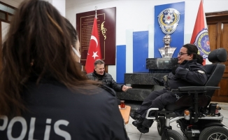 Polislik özlemini her gün gittiği karakolda gideriyor